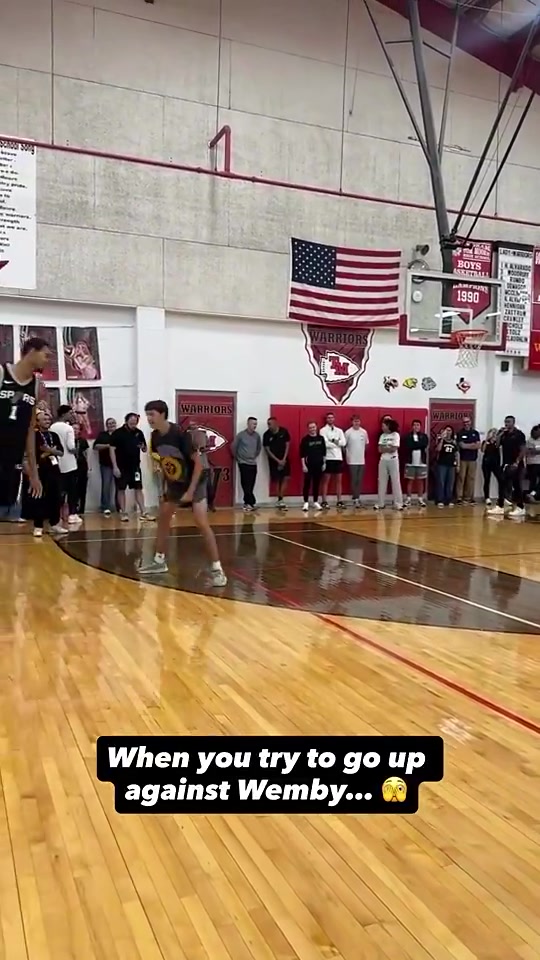 感觉这球迷身高并不矮啊但仍旧遭文班长臂无情站帽隔扣