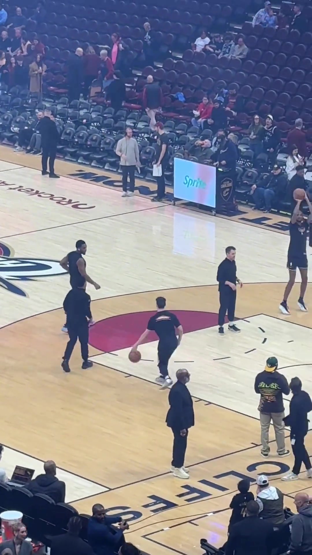 米切尔尝试练习哈登的后撤步这动作看着不协调啊