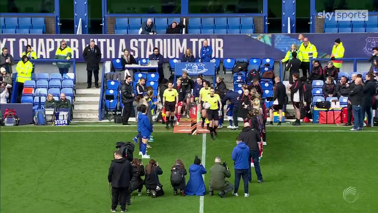 埃弗顿女足vs利物浦女足赛前双方球员为5名日本女足国脚列队