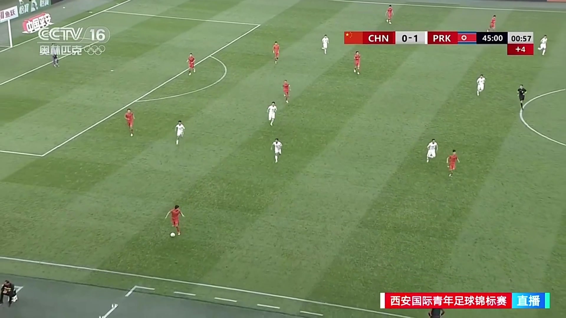 被压着打国足U23球员自己摔出场外丢失球权