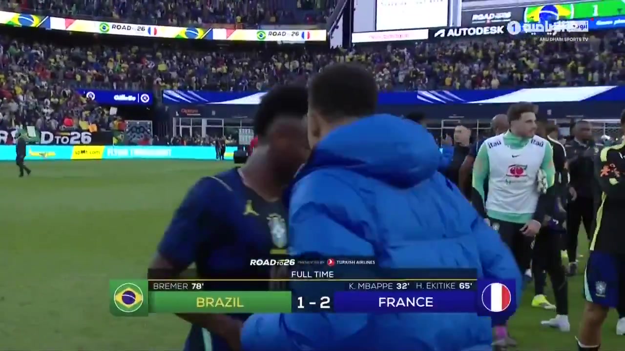 友谊赛法国2-1险胜巴西姆巴佩维尼修斯赛后互换球衣