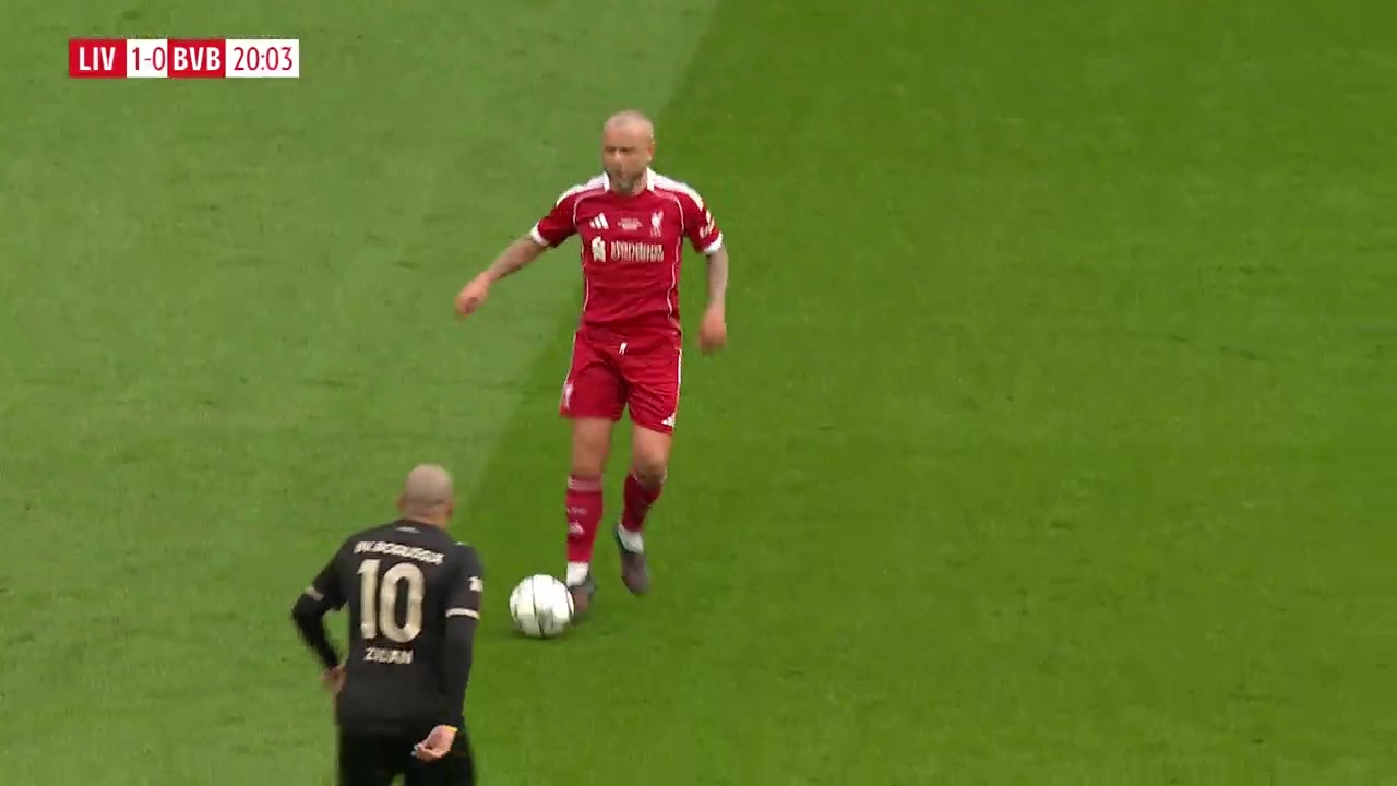 20号永存利物浦传奇赛第20分钟暂停全场致敬若塔