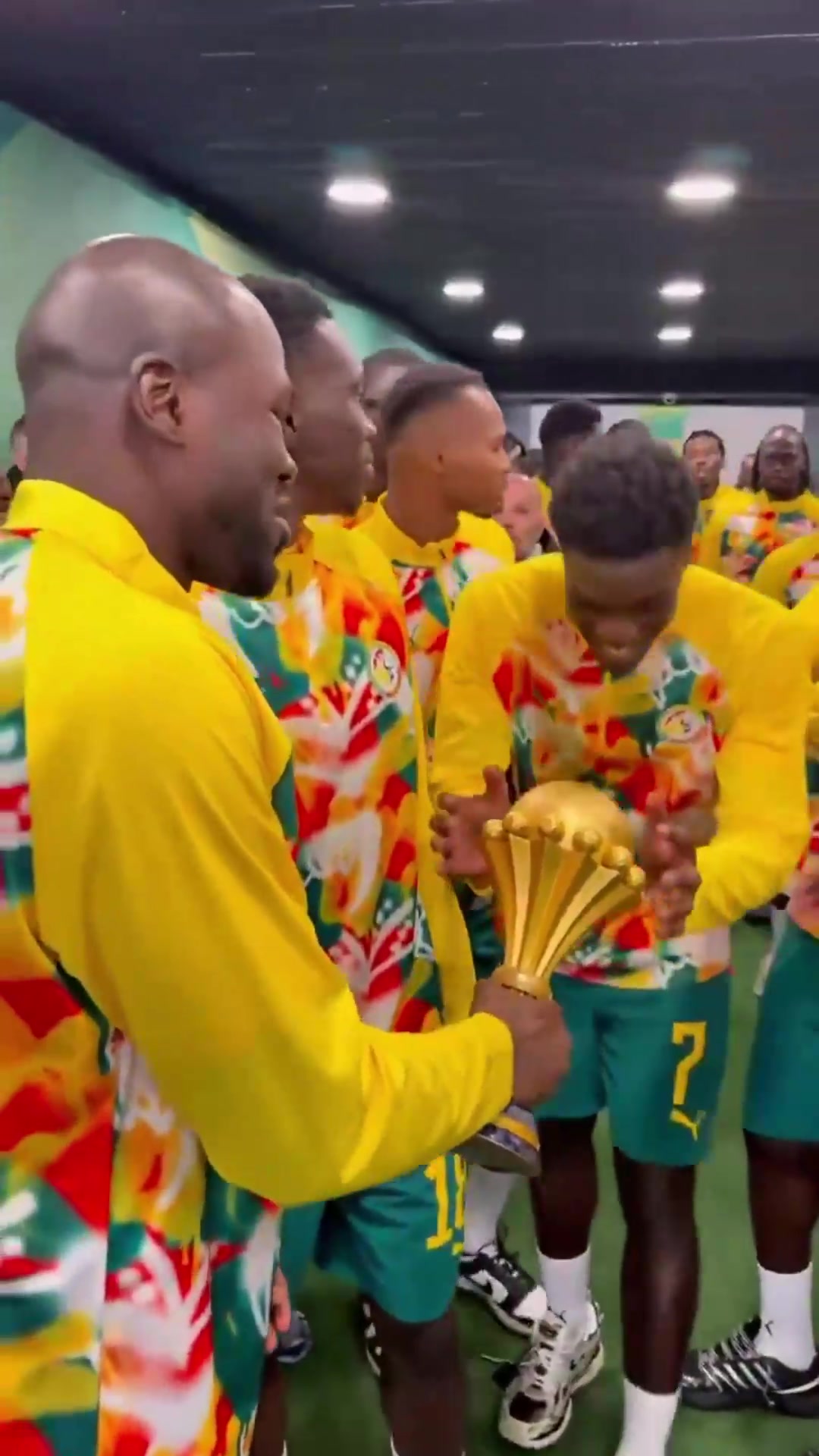 硬刚到底塞内加尔无视非足联裁决赛前展示非洲杯冠军奖杯