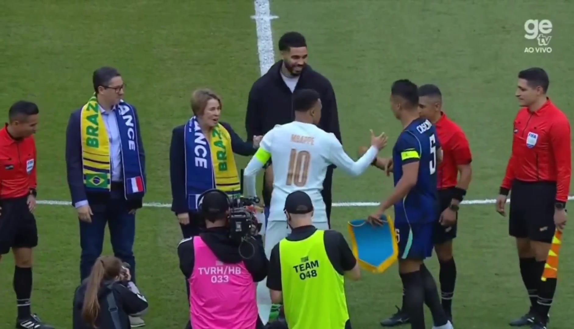 跨界助阵NBA球星塔图姆为法国vs巴西掷硬币挑边