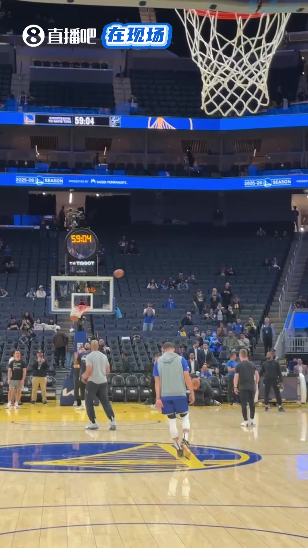 库里赛前热身LOGO三分一击命中还是那个熟悉的味道