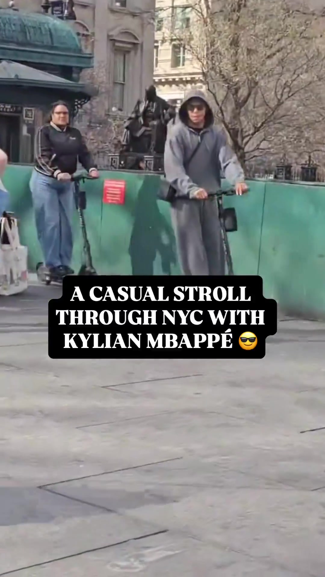 主打一个松弛感姆巴佩在纽约街头悠闲出行享受时光