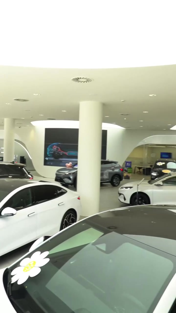 中国制造走向全球瓜帅在巴塞罗那喜提新车比亚迪